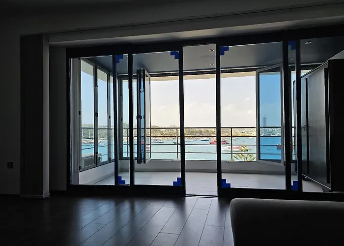 Sea View Over Valletta Harbour 3 Bedrooms 2 S4 *